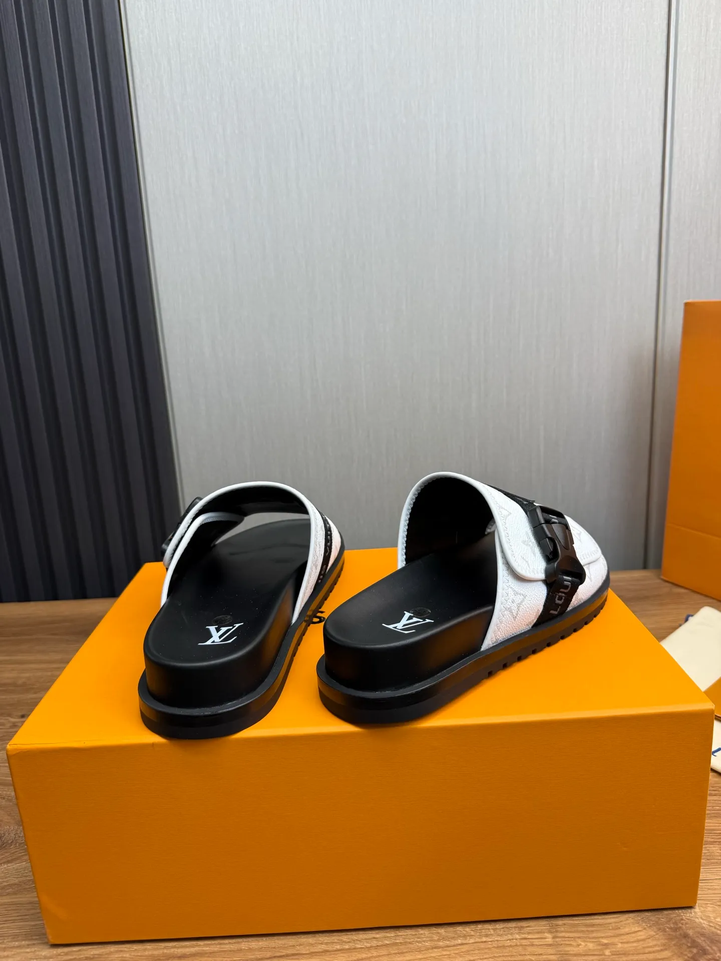 Men's shoes 💰320💰 Lv. hot selling men's slippers 🔥 🩴Official website one to one production 38-45 sizes 45 46 🉑️Customized!